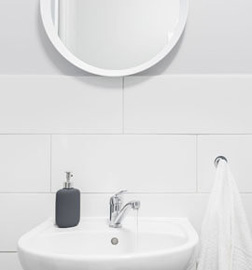 Miroir rond blanc dans la salle de bain