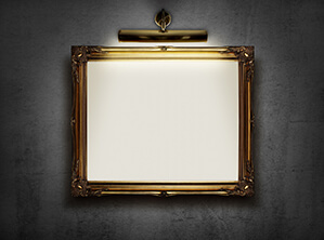 Cadre photo de couleur dorée avec éclairage de tableau assorti